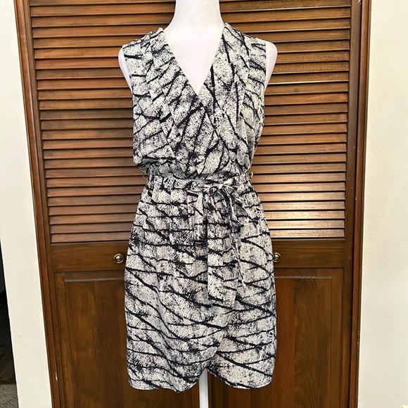 Forever 21 Dresses & Skirts - Forever 21 Sleeveless Faux Wrap Dress